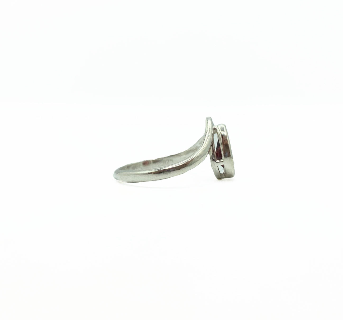 Garnet Teardrop V Ring .925