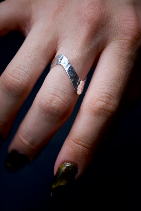 Hammered Swirl V Ring .925