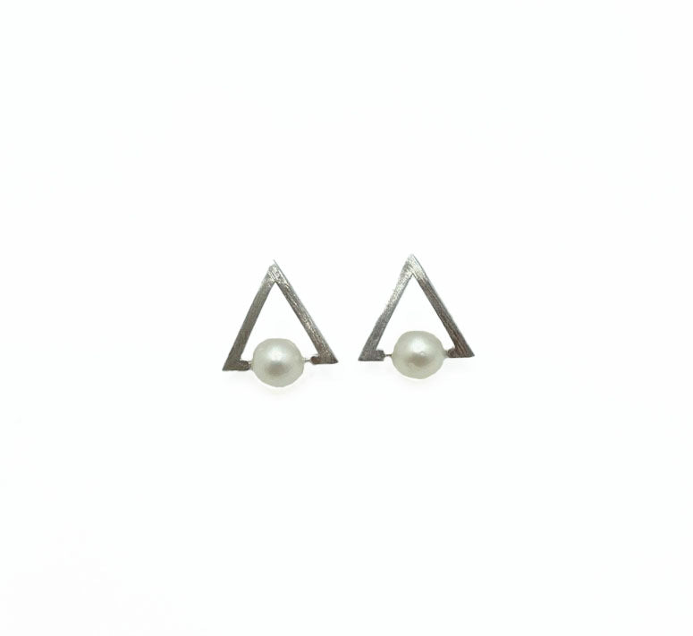 Pearl Triangle Earring Matte .925