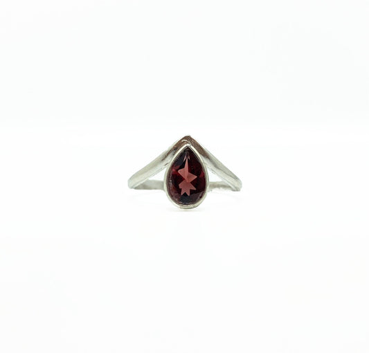 Garnet Teardrop V Ring .925