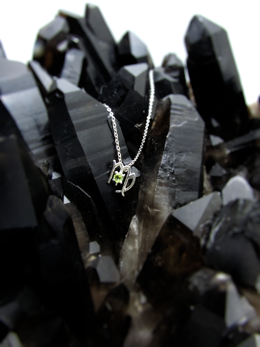 Virgo Zodiac Pendant - Peridot – Sterling Silver